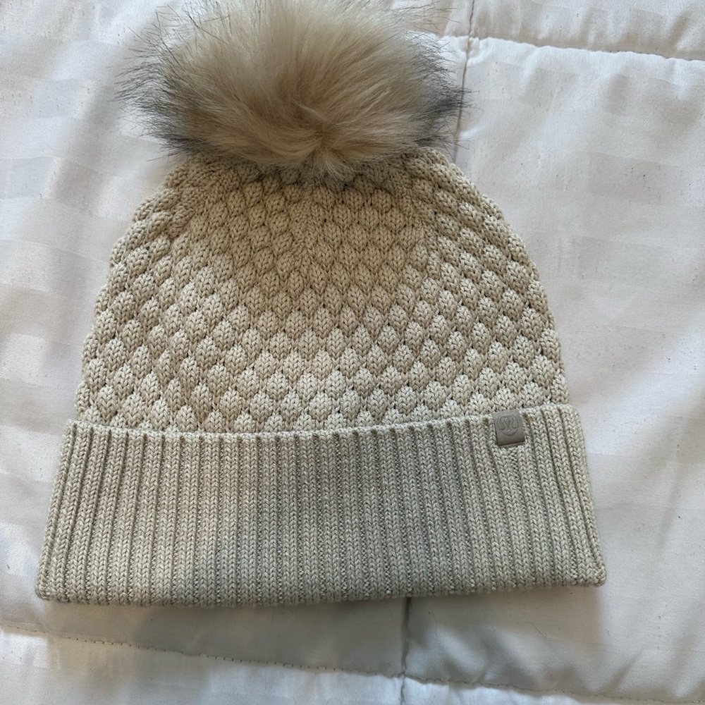 Lululemon bubble knit Pom beanie. NWT